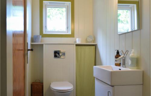 Koupelna v ubytování Gorgeous Home In Farsund With Kitchen