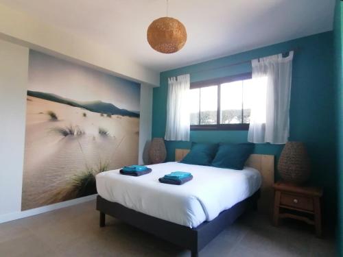 Säng eller sängar i ett rum på Les Callunes chambres d'hôtes et location meublée à 800 m de la plage !
