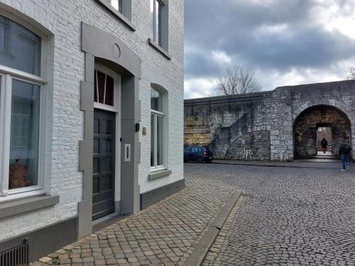 a side view of a building next to a street at Bie de Juliaantjes in Maastricht