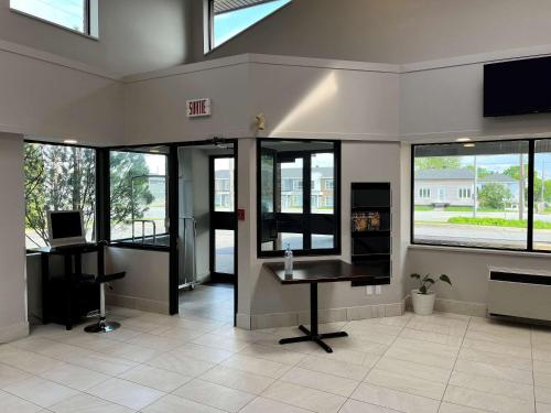 an empty office with a desk and windows at Econo Lodge Airport Quebec in Quebec City