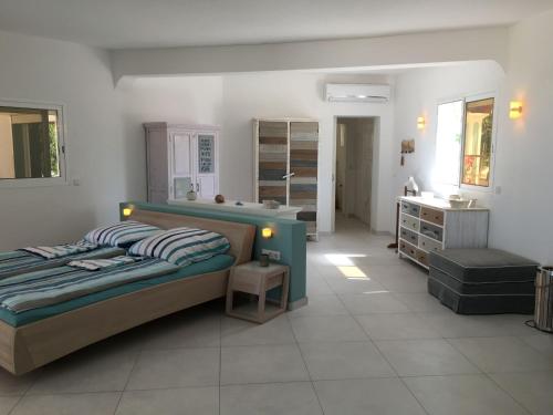 Vila Mare - Praia de Chaves frontline في Cabeçadas: غرفة نوم بسرير ومكتب في غرفة