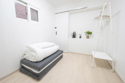- une chambre avec un lit et une balançoire dans l'établissement Le Cocon Seoul, à Séoul