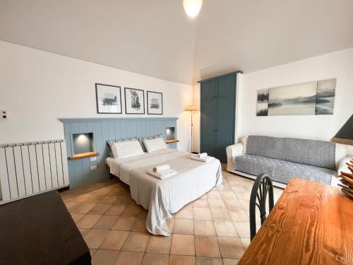 マッサ・ルブレンセにあるCasa Marearteのベッドルーム(ベッド1台、ソファ付)