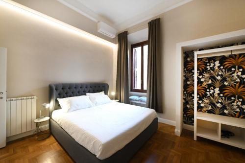 een slaapkamer met een bed en een raam bij St Peter Regal Apartment in Rome