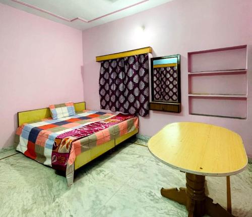 Una habitación con una cama y una mesa dentro. en Hotel Marudhar and Restaurant, en Pushkar