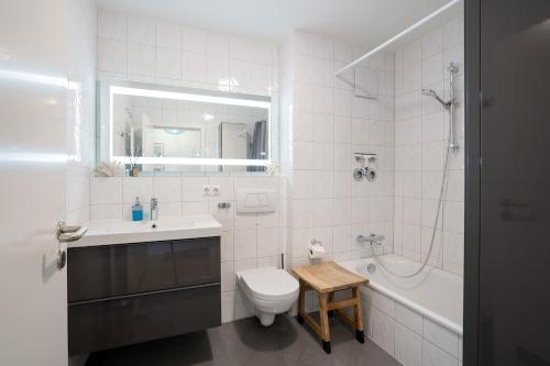 łazienka z toaletą, umywalką i wanną w obiekcie BeachLife-Strandnahe 3 Zimmer Terrassenwohnung w mieście Pelzerhaken