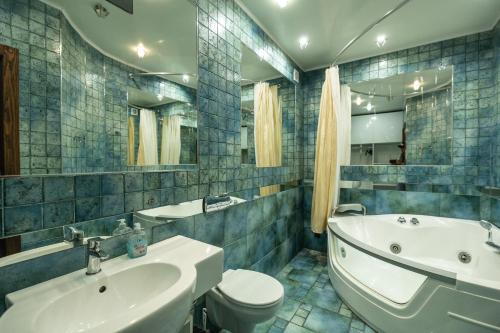 ein Badezimmer mit einer Badewanne, einem WC und einem Waschbecken in der Unterkunft Lake Park in Nowomoskowsk