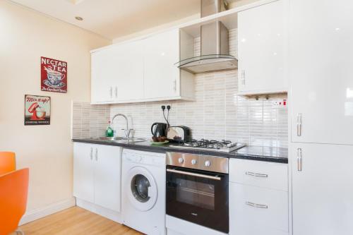 Ett kök eller pentry på Comfortable Budget Apartment Next To Eurostar International - Kings Cross & Euston Station