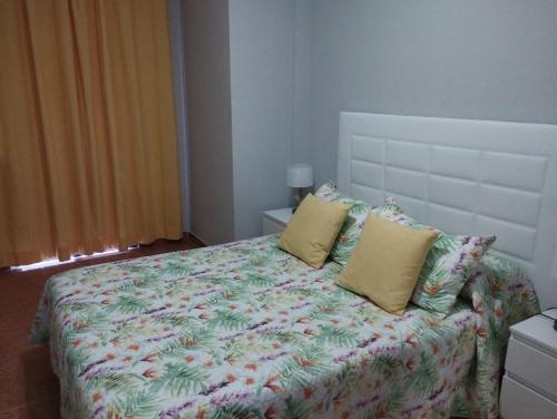 1 dormitorio con 2 almohadas en AVENIDA EL PUENTE SATI 4 B, en Santa Cruz de la Palma