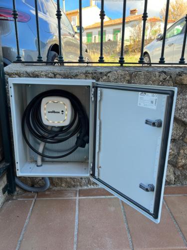 eine Waschmaschine mit einem schwarzen Schlauch darin in der Unterkunft El Desván de Gredos in Navarredonda de Gredos