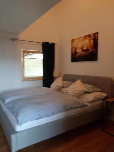 Schlafzimmer mit einem Bett und einem Fenster in der Unterkunft Loftwohnung mit Bergblick in Saalfelden am Steinernen Meer