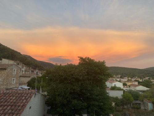 a view of a town with a sunset in the sky at Ravissant studio au centre ville de Cuges les Pin proche Marseille, Aix, Toulon, plages in Cuges-les-Pins