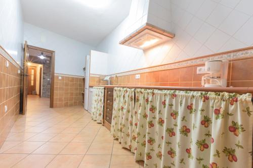 una fila de cortinas de ducha en el baño en Casa Rural La Fuente, en Segura de León