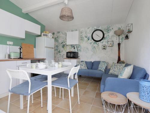 Photo de la galerie de l'établissement Holiday Home in Gargas with Pool and Nature, à Gargas