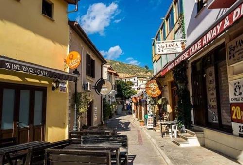 una calle con un montón de bancos y edificios en Klimataria B2, en Pissouri