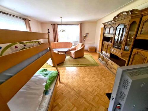 - une chambre avec des lits superposés et un salon dans l'établissement Spacious Holiday Home in Bärenstein with Garden, à Bärenstein