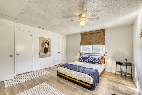 Un dormitorio con una cama y un ventilador de techo. en Riverfront Oasis 2, en Liberty Hill