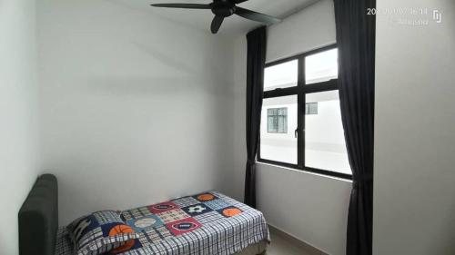 sypialnia z łóżkiem i oknem w obiekcie Grand View House GVH w mieście Bandar Penawar