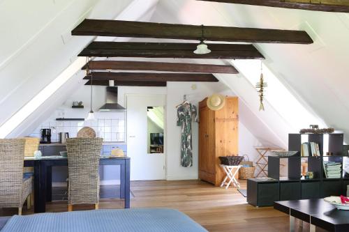 d'une cuisine et d'une salle à manger mansardées. dans l'établissement Apartments Wassermühle Stenten, à Alt Duvenstedt