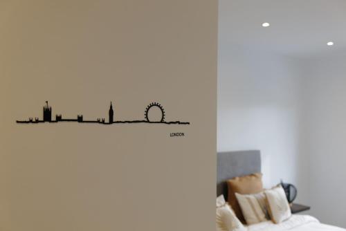 a city skyline vinyl wall sticker in a bedroom at Villa de lujo EL MIRADOR in L'Ampolla