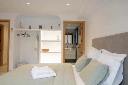 a bedroom with a bed with two towels on it at Villa de lujo EL MIRADOR in L'Ampolla