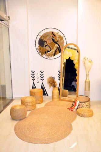 a room with a mirror and some baskets and vases at مساكن الدار للشقق الفندقية 10 in Abha