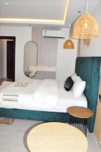 a hotel room with a bed and a table at مساكن الدار للشقق الفندقية 10 in Abha