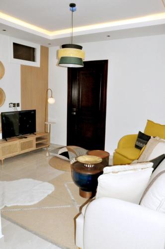 a living room with a couch and a tv at مساكن الدار للشقق الفندقية 10 in Abha
