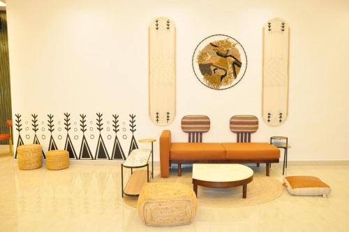 a room with chairs and tables and a clock on the wall at مساكن الدار للشقق الفندقية 10 in Abha