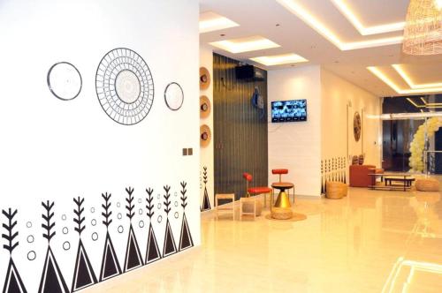 a lobby of a building with a wall at مساكن الدار للشقق الفندقية 10 in Abha