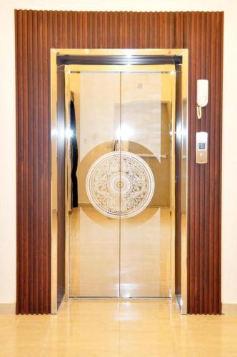 a glass door with a plate inside of it at مساكن الدار للشقق الفندقية 10 in Abha