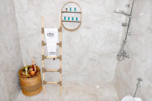 uma casa de banho com um chuveiro com uma escada e uma prateleira em مساكن الدار 10 em Abha