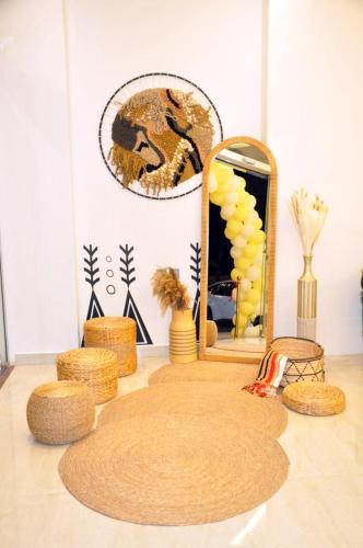 a room with a mirror and a rug and chairs at مساكن الدار للشقق الفندقية 10 in Abha