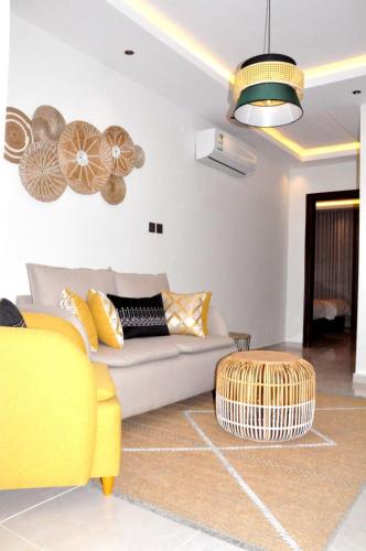a living room with a couch and a yellow chair at مساكن الدار للشقق الفندقية 10 in Abha