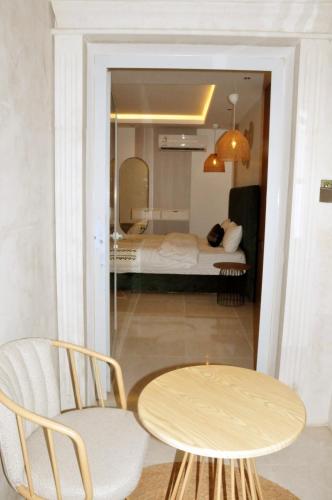 a table and chairs in a room with a bedroom at مساكن الدار للشقق الفندقية 10 in Abha
