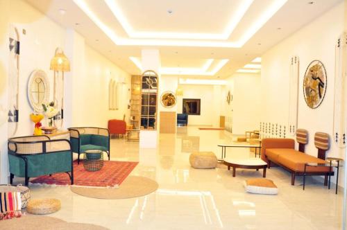 a lobby with chairs and tables in a building at مساكن الدار للشقق الفندقية 10 in Abha