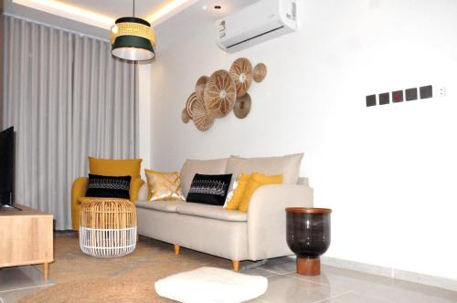 a living room with a couch and a tv at مساكن الدار للشقق الفندقية 10 in Abha