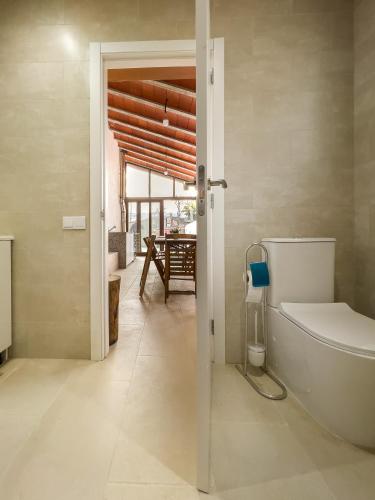 a bathroom with a tub and a toilet at Casa Iria in Lousame
