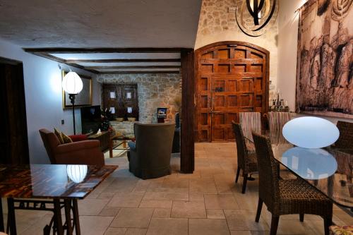 a living room with a table and chairs at La Sinagoga in Peñaranda de Duero