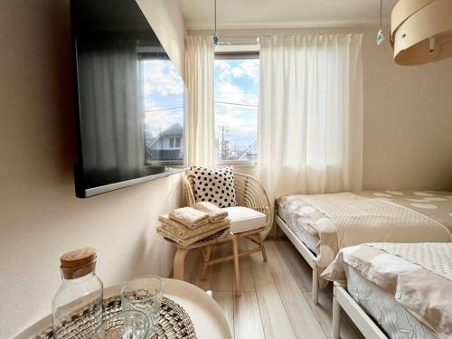 um pequeno quarto com uma cama e uma janela em TYO Ikebukuro Designer’s Apt 203 em Tóquio
