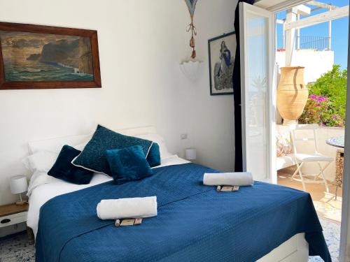 Vuode tai vuoteita majoituspaikassa Capri room on the beach