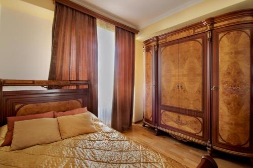 um quarto com uma cama e um grande armário de madeira em 2 Bedroom Apartment on Vardananc street em Yerevan