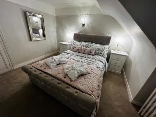 a small bedroom with a bed with a headboard at A La Maison - hébergement de luxe in Domfront