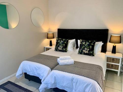 Tempat tidur dalam kamar di Charming central apartment by ARPA Hospitalities