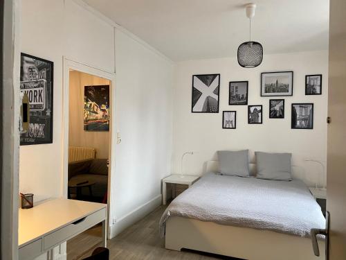 une chambre avec un lit et des tableaux au mur dans l'établissement Park Avenue, à Orléans