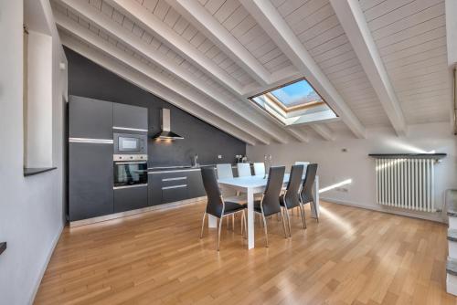 Кухня или мини-кухня в [Duomo-Porta Torre] Penthouse with Private Terrace
