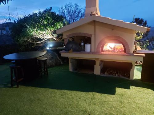 un forno per pizza all'aperto in un cortile con tavolo di BELLA VISTA a Tossignano