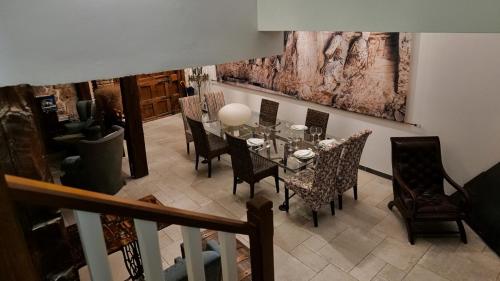una sala da pranzo con tavolo e sedie di Hospederia Jaramillo a Peñaranda de Duero
