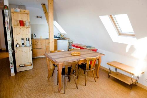 - une cuisine avec une table en bois et des chaises dans l'établissement Gite Staufen, à Thann