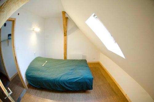 une chambre avec un grand pouf bleu au milieu d'un escalier dans l'établissement Gite Staufen, à Thann